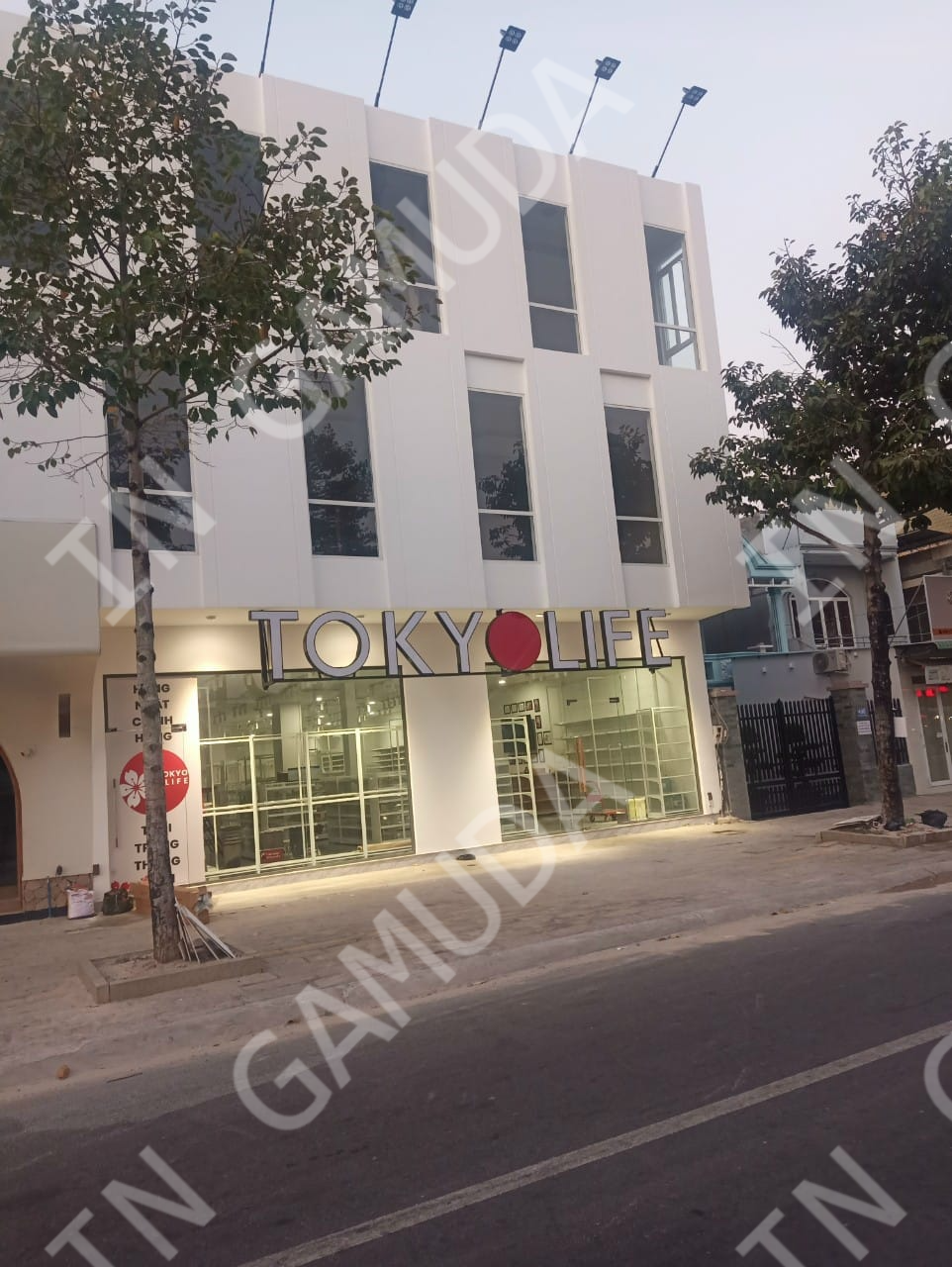 Trai nghiệm mua sắm cùng rèm cuốn in logo tại Tokyolife (Ảnh rèm Minh Châu)