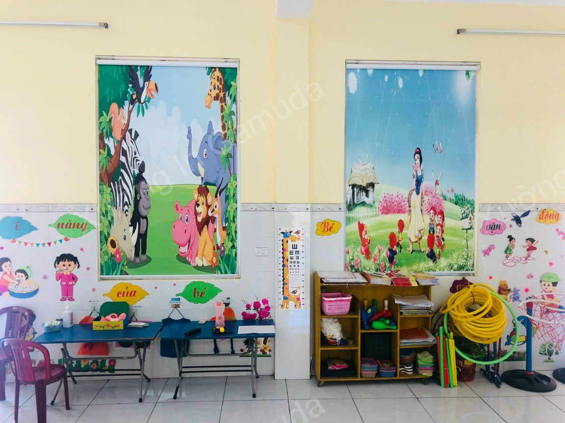 Rèm cuốn in hình con vật trang trí không gian lớp học thêm ấn tượng